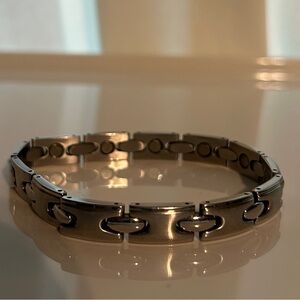 Silver Loose-Fitting Bracelet